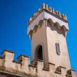 Una vera e propria torretta su due livelli con merlature squadrate nella parte inferiore, dalla quale svetta un grazioso torrino con piccole feritoie sui lati e un arco che d� accesso alla terrazzina superiore